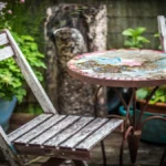Terrasse en bois nettoyee pour retirer la mousse apres l'hiver